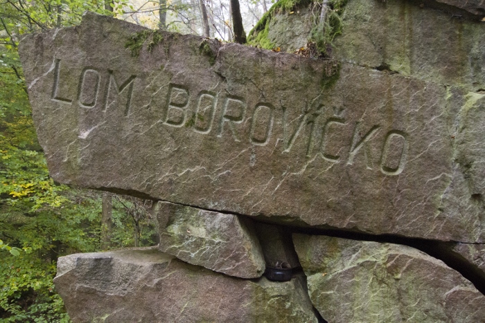 Jméno lomu Borovíčko vytesané do skály je památkou na filmaře, kteří zde natáčeli adaptace románů regonálního spisovatele Jana Morávka. Ten mimo jiné popisoval i těžký život skalníků.