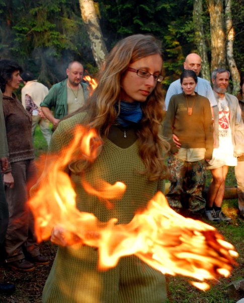 Momentka ze zapálení ohně trampské literární soutěže Trapsavec. Foto: House